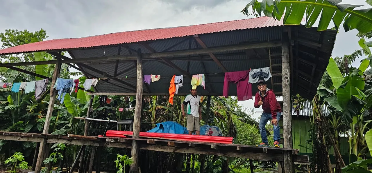 Miguel junto a una niña y una mujer durante una visita comunitaria.