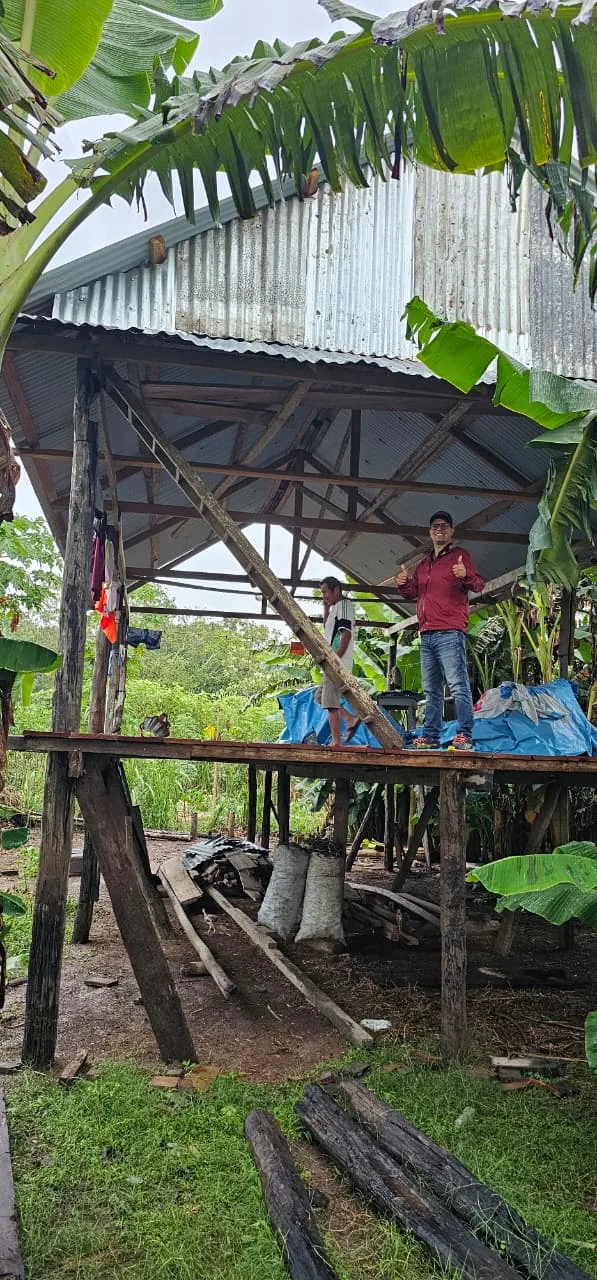 Niñas y niños durante una jornada comunitaria al aire libre.